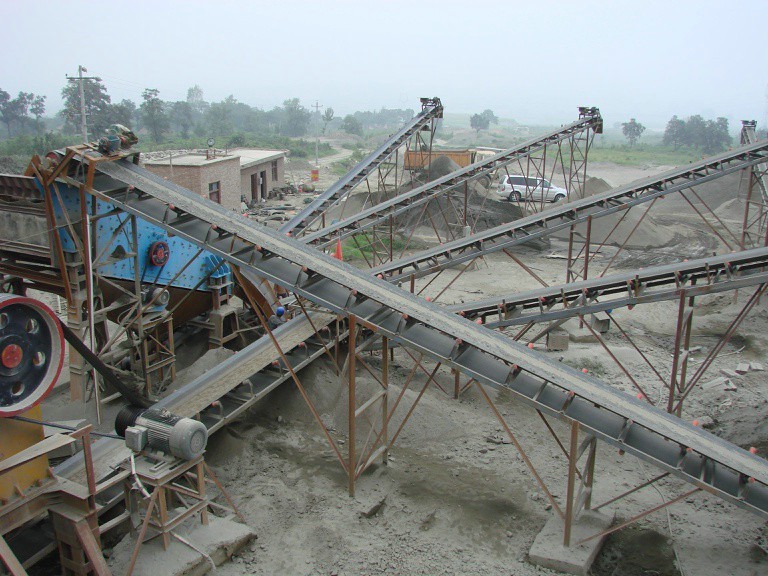 圓振動(dòng)篩用于砂石廠篩分分ji處理 砂石廠用振動(dòng)篩現(xiàn)場(chǎng).jpg